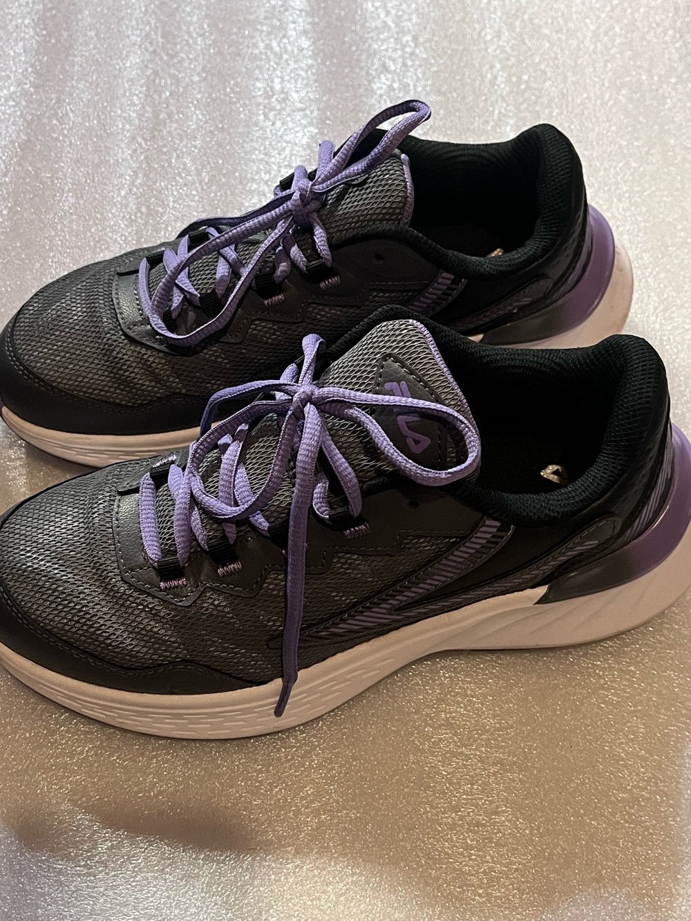 Fila Women's Gray Sneakers with Purple Laces Size 8 - Picture 3 of 3
